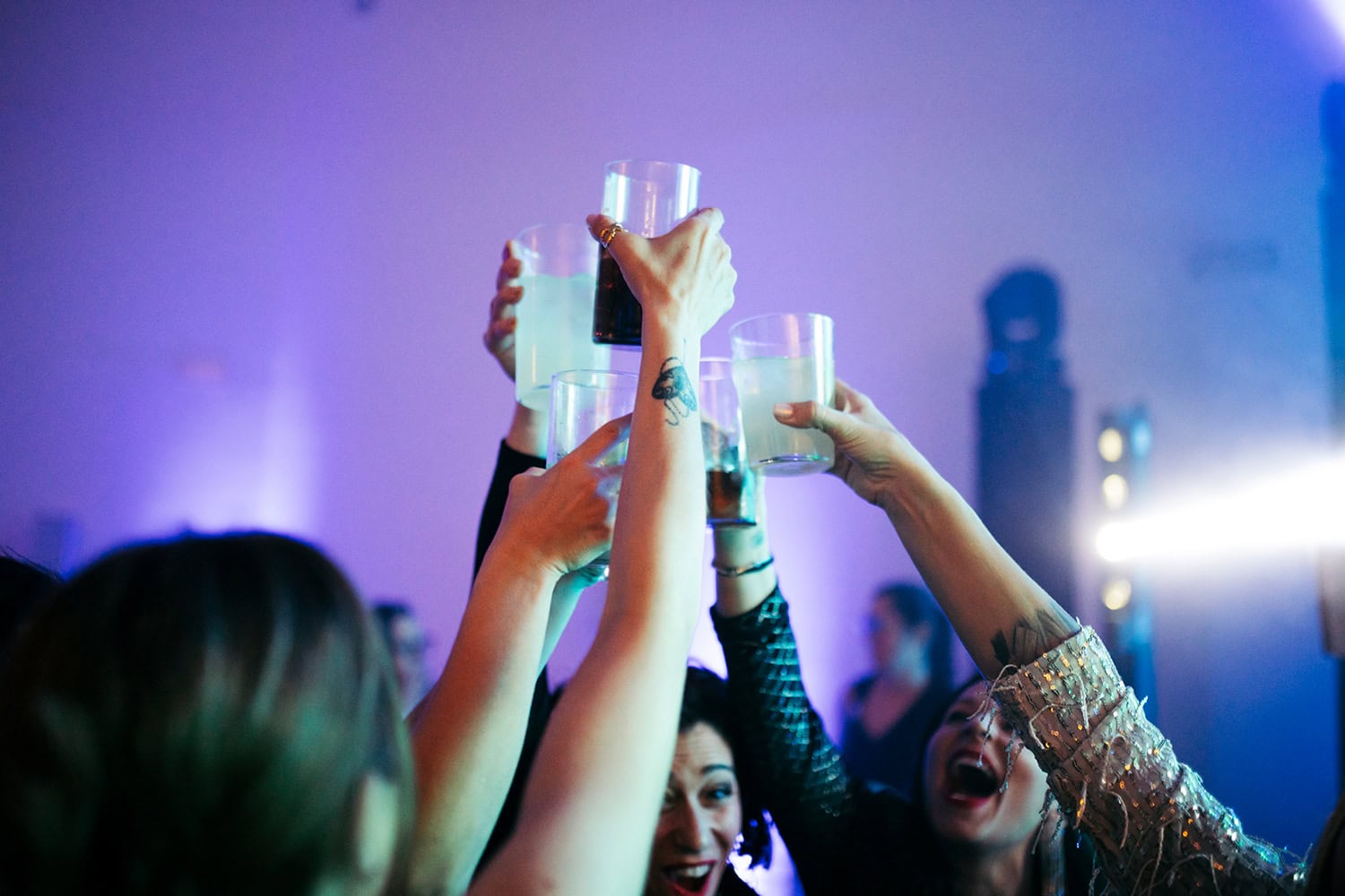 Brindis con bebidas en una fiesta del Sugar&Kids